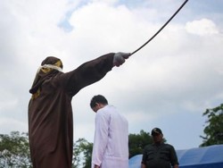 Pasangan Gay di Banda Aceh Divonis Hukum Cambuk 80 Kali