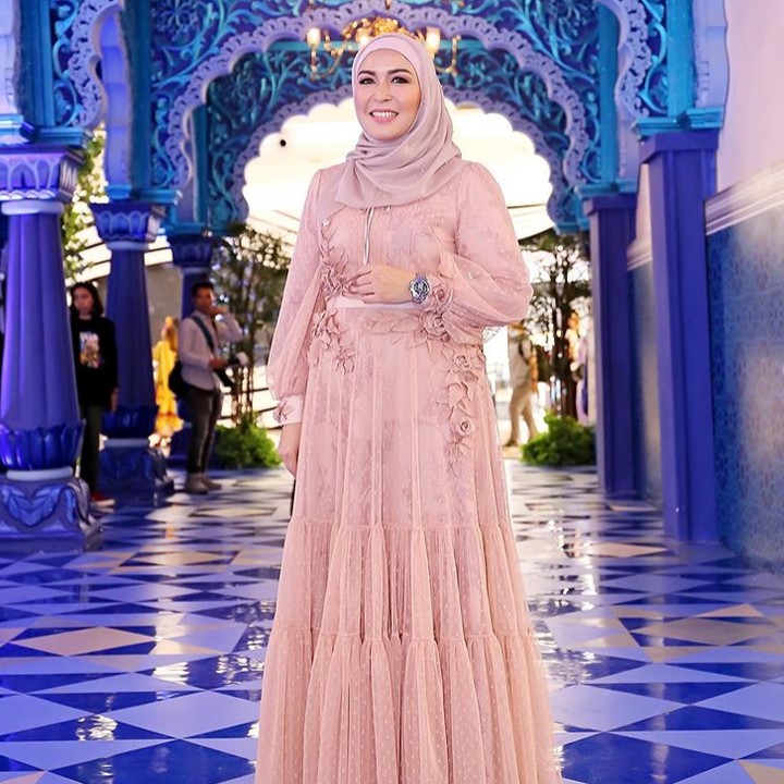 <p>Anggun dan ayunya Lenny alias Dewi di balik balutan busana muslim dan hijab. (Foto: Instagram/ @dewi_bamsoet)</p>