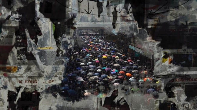 Anggota Kepolisian Hong Kong merasa bahwa massa demo kerap melakukan aksi pelecehan verbal di dunia maya (doxxing).