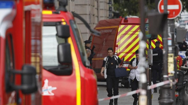 Kepolisian Prancis menangkap lima orang yang diduga terkait dalam aksi penikaman di sebuah kantor polisi di Paris pekan lalu.