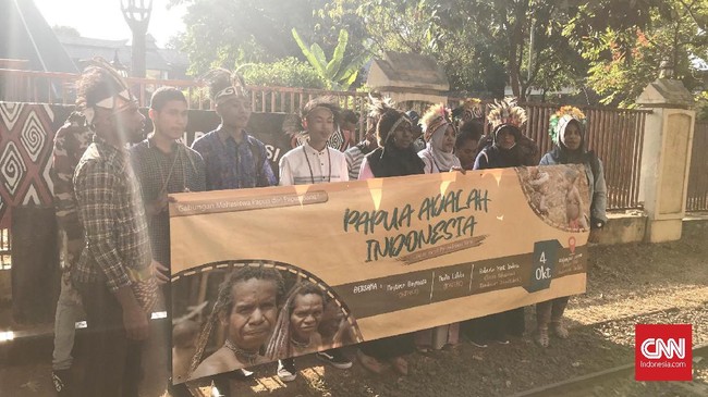 Belasan mahasiswa Papua dari Jabodetabek meminta maaf kepada keluarga korban dan pengungsi dalam kerusuhan di Wamena, 23 September 2019.
