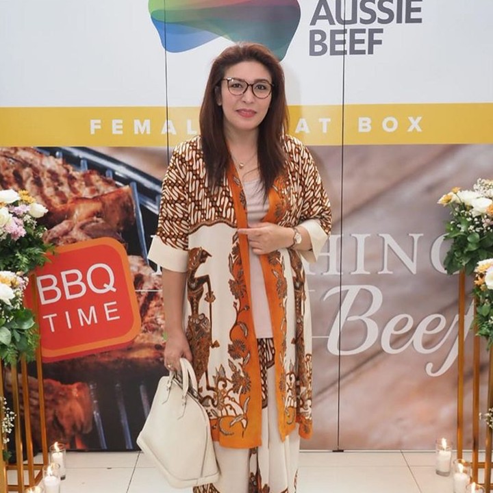 <p>Mengenakan busana batik, Lenny makin cantik. (Foto: Instagram/ @dewi_bamsoet)</p>