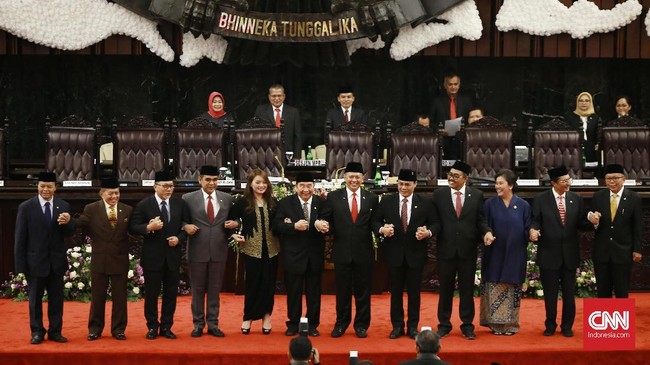 Pimpinan MPR akan menyerahkan undangan pelantikan Presiden/Wakil Presiden sekaligus meminta pandangan Prabowo Subianto soal amendeman UUD 1945.