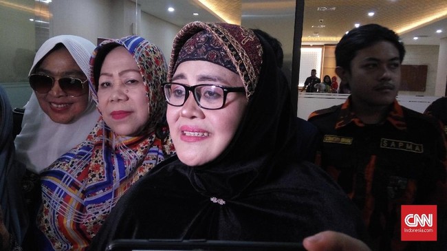 Asma Ratu Agung, ibu Faisal Amir, mahasiswa yang terluka berat saat demo melaporkan kasus penganiayaan berat anaknya ke Bareskrim Polri.