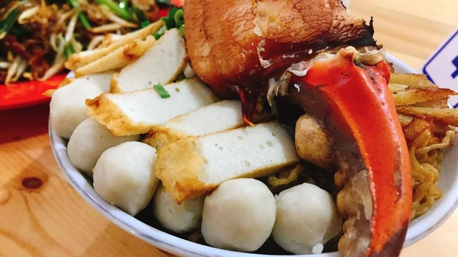 Menikmati Bakmi Kepiting Hingga Pizza Lipat Ala Bikin Laper Ada juga konro bakar dan bakmie kepiting yang tak kalah sedap.