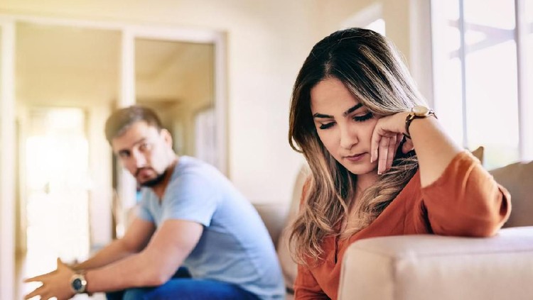 Bunda, simak ramalan zodiak hari ini mengenai keuangan, asmara, karier, hingga peruntungan lainnya yuk!