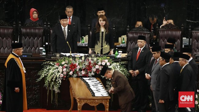 Keputusan soal nasib amendemen UUD 1945 diambil usai pimpinan MPR menggelar rapat gabungan secara tertutup dengan Badan Pengkajian MPR.