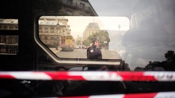 Beberapa petugas polisi di Paris, Prancis dihukum setelah ketahuan memukuli pria kulit hitam lantaran tidak mengenakan masker.