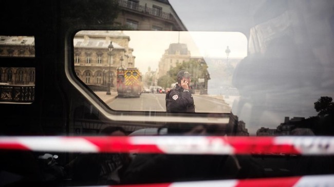 Beberapa petugas polisi di Paris, Prancis dihukum setelah ketahuan memukuli pria kulit hitam lantaran tidak mengenakan masker.
