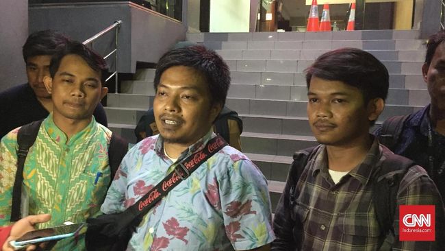 Dua jurnalis melaporkan dugaan intimidasi saat melakukan peliputan aksi demontrasi di Gedung DPR ke Polda Metro Jaya, Jakarta.