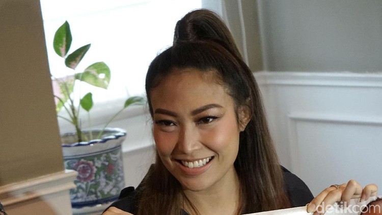 Sebelum melahirkan, ternyata Ayu Dewi sempat jalani akupunktur karena posisi janinnya duduk.