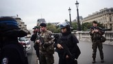 FOTO: Penikaman di Markas Besar Polisi Paris, 4 Orang Tewas Seorang pria bersenjata pisau dapur melakukan penyerangan di markas kepolisian Kota Paris, Prancis, Kamis (3/10), sehingga mengakibatkan empat orang tewas.