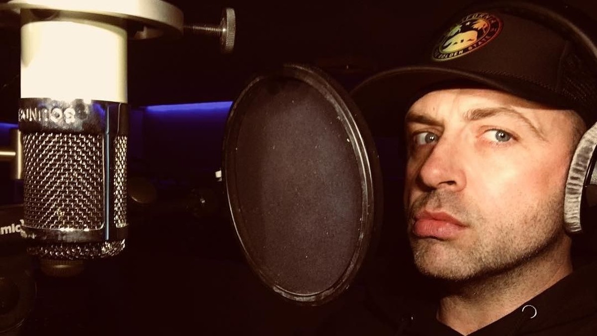 Ini dia enam potret kebersamaan Mark Westlife dan pasangan prianya yang baru saja dikaruniai anak pertama&period;