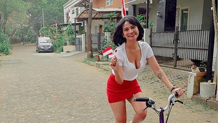 Berikut beberapa gaya Vanessa Angel yang dianggap seksi dan membuat iman netizen bergetar versi Insertlive.