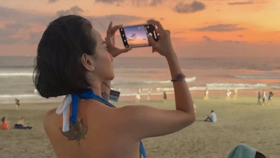 Unggahan foto Vanessa Angel saat tidur pakai baju renang.