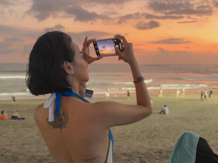 Berikut beberapa gaya Vanessa Angel yang dianggap seksi dan membuat iman netizen bergetar versi Insertlive.