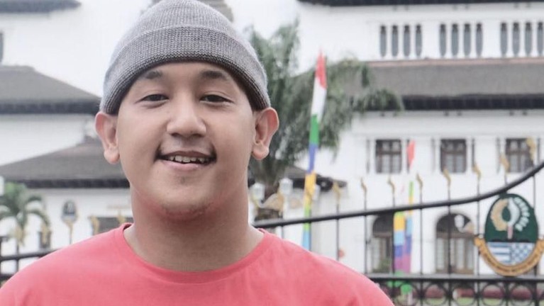Artis Rifat Umar terciduk menggunakan narkoba di kamar kosnya di kawasan Bintaro, Tangerang Selatan. 