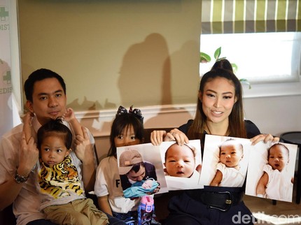 Momen Langka, Lucu dan Canggungnya Suami Ayu Dewi Membedong Bayi