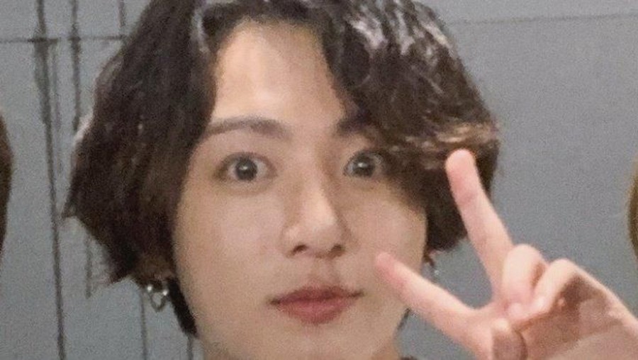 2. Jungkook BTS 3 idol pria ini dinilai sangat cocok dengan rambut gondrong.