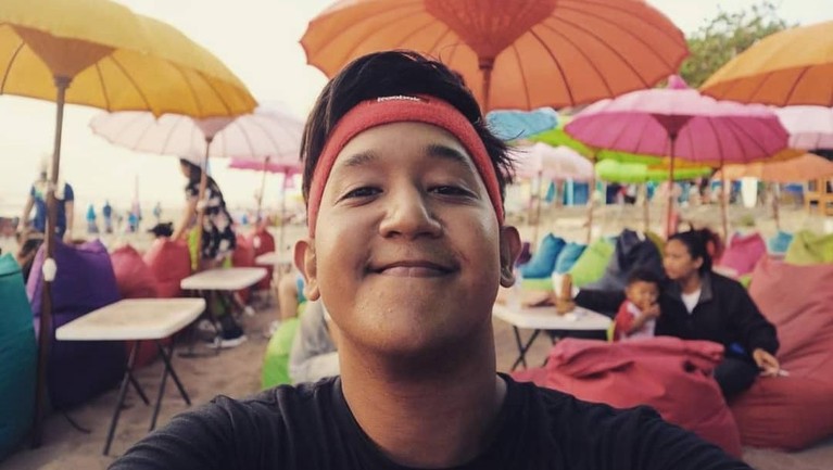 Artis Rifat Umar terciduk menggunakan narkoba di kamar kosnya di kawasan Bintaro, Tangerang Selatan. 