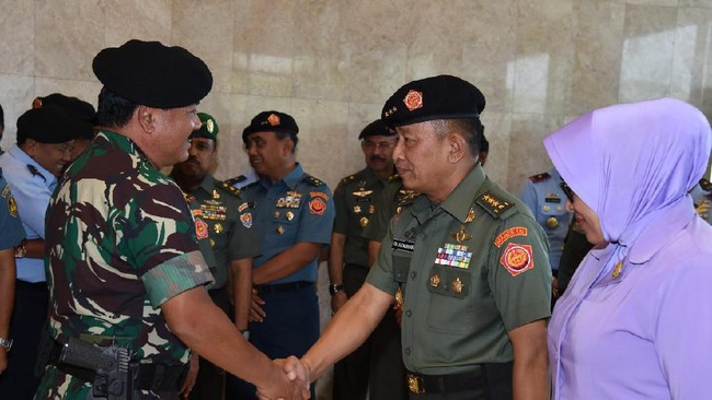 Dari 13 perwira tinggi yang mendapatkan kenaikan pangkat, ada satu yang menjadi jenderal bintang tiga yakni di lingkungan TNI AD.