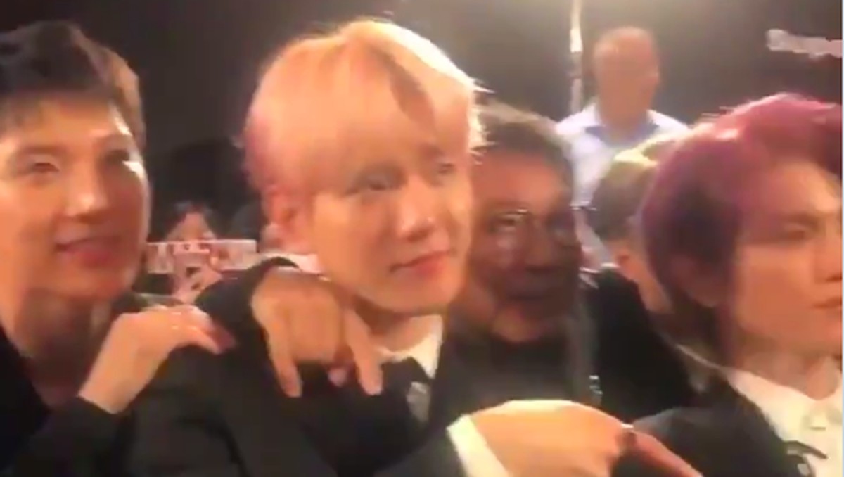 CEO SM Entertainment&comma; Lee Soo Man terlihat merangkul Ten sebagai rasa bangga pada acara pemutaran MV Jopping SuperM&comma; di Los Angeles&comma; California&comma; Jumat &lpar;4&sol;10&rpar;&period;