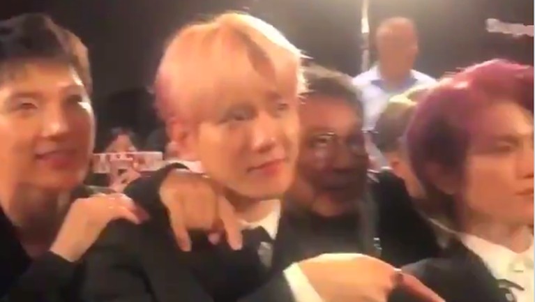 Kehangatan Lee Soo Man Pada Ten Saat Pemutaran MV SuperM 'Jopping' CEO SM Entertainment, Lee Soo Man terlihat merangkul Ten sebagai rasa bangga pada acara pemutaran MV Jopping SuperM, di Los Angeles, California, Jumat (4/10).