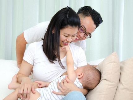 2 Teknik Memijat Payudara yang Ampuh Lancarkan ASI
