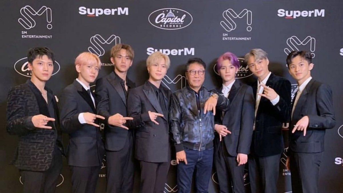CEO SM Entertainment&comma; Lee Soo Man terlihat merangkul Ten sebagai rasa bangga pada acara pemutaran MV Jopping SuperM&comma; di Los Angeles&comma; California&comma; Jumat &lpar;4&sol;10&rpar;&period;