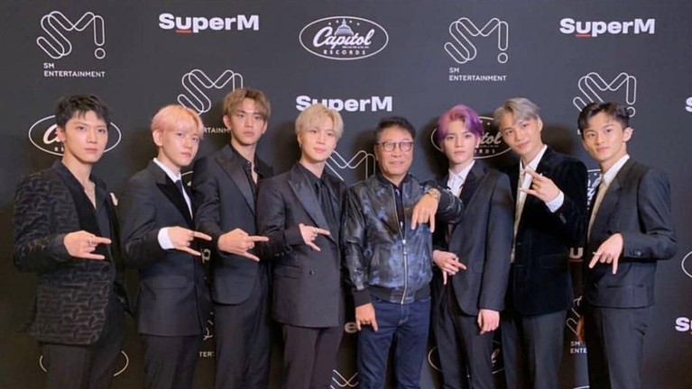 CEO SM Entertainment, Lee Soo Man terlihat merangkul Ten sebagai rasa bangga pada acara pemutaran MV Jopping SuperM, di Los Angeles, California, Jumat (4/10).