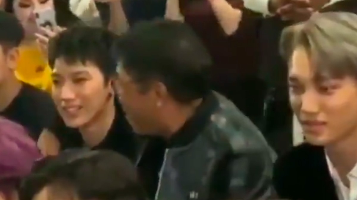 CEO SM Entertainment&comma; Lee Soo Man terlihat merangkul Ten sebagai rasa bangga pada acara pemutaran MV Jopping SuperM&comma; di Los Angeles&comma; California&comma; Jumat &lpar;4&sol;10&rpar;&period;