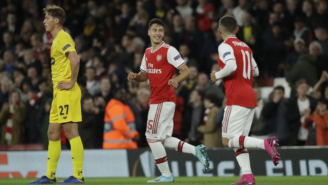 Dua gol Gabriel Martinelli dalam laga Liga Europa, Jumat (4/10) dini hari, membuat fan Arsenal mengejek Manchester United yang kesulitan mencetak gol.