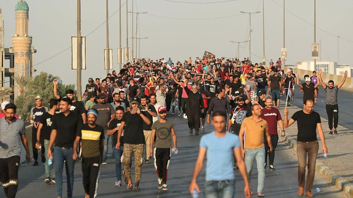 FOTO: Demonstrasi Rusuh di Irak, Puluhan Orang Tewas