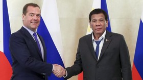 Duterte Dicemooh karena Tampil Lusuh Saat Bertemu PM Rusia