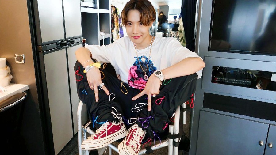 J-Hope berhasil membuat penggemar terkejut dengan gaya pakaiannya yang nyentrik tapi asyik tersebut.