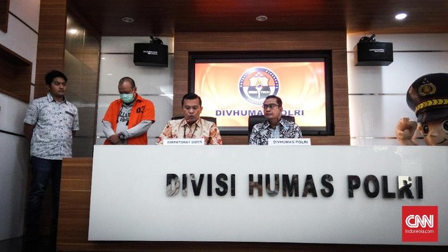 Salah satu tersangka juga berperan sebagai pengedit video yel-yel TNI dengan mengubah suara dalam video tersebut menjadi 'Macan Jadi Kucing'.
