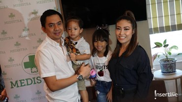 img-title Suami Minta Ayu Dewi Lebih Dewasa Usai Melahirkan Anak Ketiga