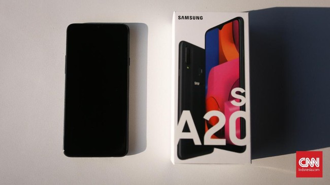 Samsung Galaxy A20s dibekali dengan kamera medioker tiga sensor di bagian belakang dan fitur 'premium' NFC.