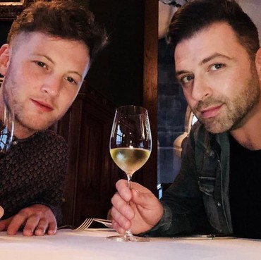 Mark Westlife dan Pasangan Prianya Umumkan Kelahiran Anak Pertama