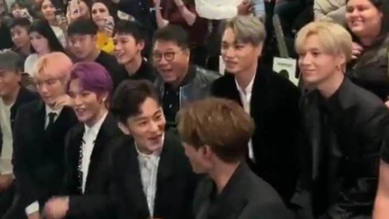 CEO SM Entertainment, Lee Soo Man terlihat merangkul Ten sebagai rasa bangga pada acara pemutaran MV Jopping SuperM, di Los Angeles, California, Jumat (4/10).
