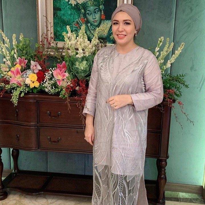 <p>Pakai turban, Lenny tetap cantik. Setuju ya, Bun.  (Foto: Instagram/ @dewi_bamsoet)</p>