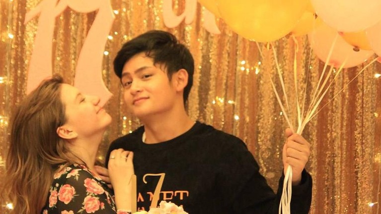 Cassandra Lee dan Randy Martin dikabarkan putus setelah menjalin asmara selama empat tahun. Berikut ini sejumah potret kenangan saat mereka masih bersama.