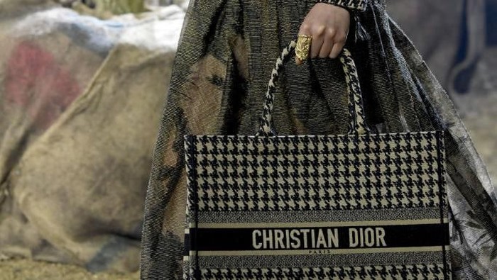 Mirisnya Kondisi Pekerja Dior dan Armani, Tidur di Pabrik agar Standby 24 Jam!