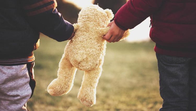 Bocah laki-laki berumur 4 tahun ini punya boneka bayi yang jadi kesayangannya. Mereka pun foto bareng. Bikin gemas deh!