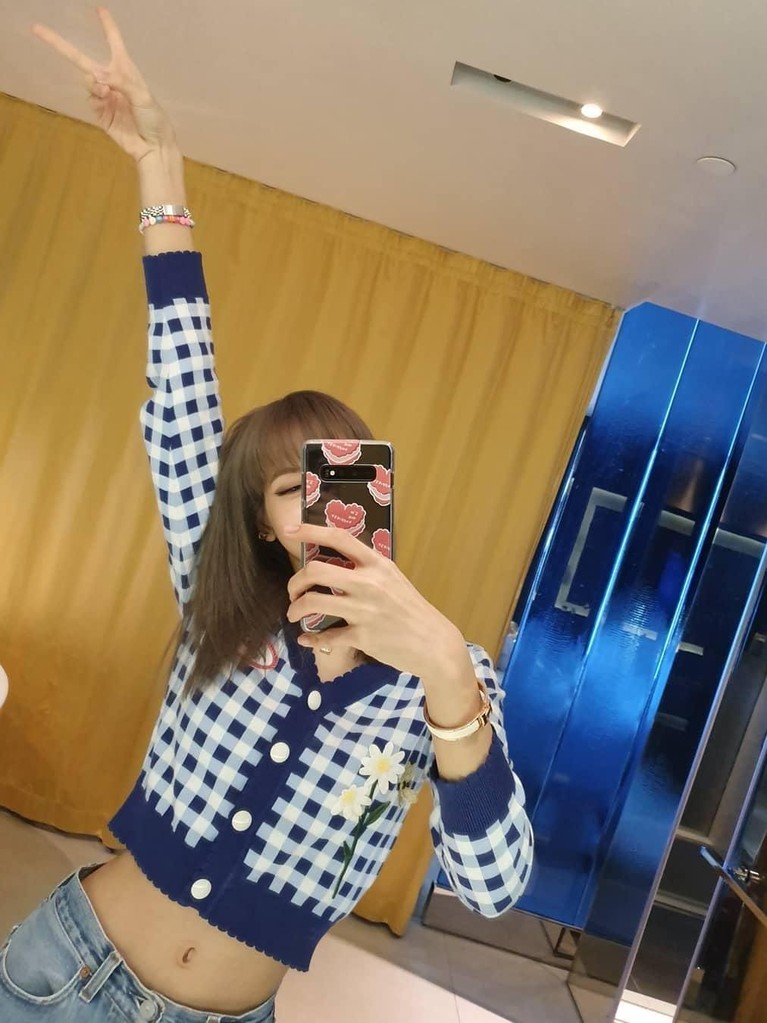 Deretan Potret Lisa BLACKPINK Pamer Pinggang Semut Lisa BLACKPINK merupakan salah satu idol Korea yang memiliki lingkar pinggang kecil atau yang dijuluki dengan pinggang semut.