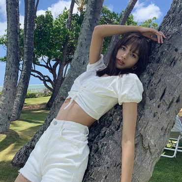 Deretan Potret Lisa BLACKPINK Pamer Pinggang Semut