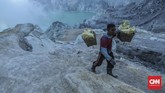 FOTO: Melangkah di Punggung Ijen Fenomena api biru atau blue fire membuat turis domestik dan mancanegara rela melakukan pendakian ke Kawah Ijen sejak dini hari.