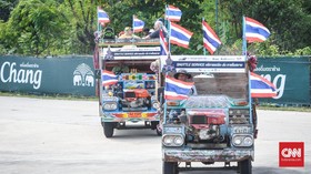 Penonton MotoGP Thailand Naik Truk Petani Menuju Sirkuit