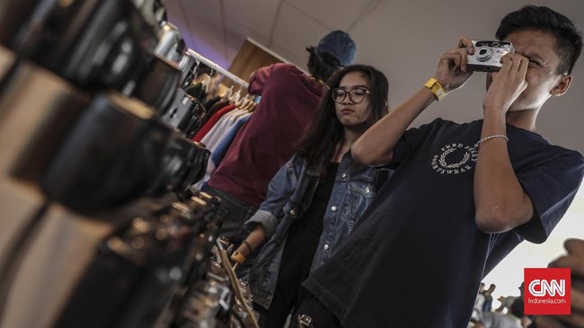 FOTO: Berburu Tustel Jadul di Lowlight Bazaar