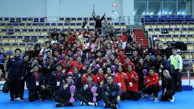 FOTO: Indonesia Juara Dunia dan Bawa Pulang Piala Suhandinata